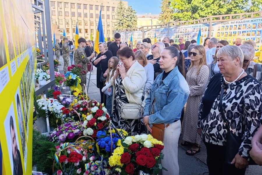 У Житомирі відкрили 16 стенд із фотографіями загиблих захисників і захисниць України У Житомирі відкрили 16 стенд із фотографіями загиблих захисників і захисниць України