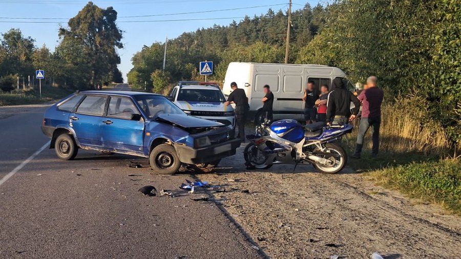 На Львівщині зіткнення авто з мотоциклом залишило водія двоколісного транспорту в лікарні