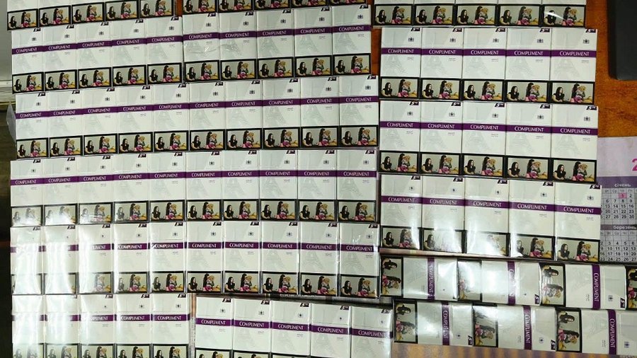 Приховали в обшивці багажника: на кордоні зі Львівщиною затримали контрабандні сигарети