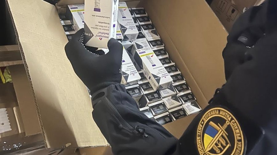На митниці «Краківець – Корчова» затримали контрабанду шприц-ручок та голок на понад 5 мільйонів гривень