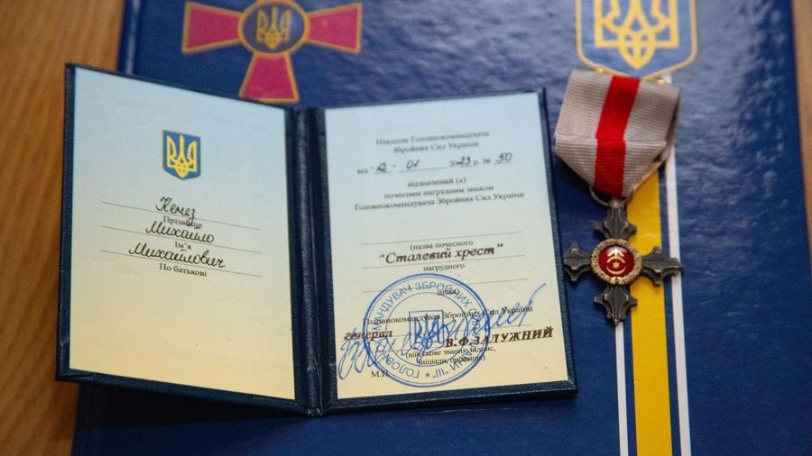 Військовий з Івано-Франківська Михайло Кенез отримав від Залужного відзнаку "Сталевий хрест"