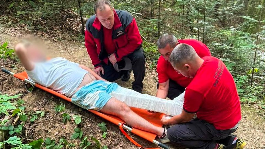 Рятувальники Львівщини евакуювали травмованого туриста з водоспаду Кам’янка
