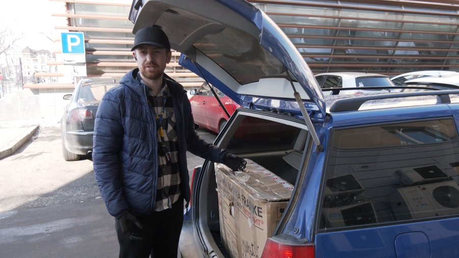 "Я зиму почав любити, тому що в руки не змерзаю": у Луцьку ветеран війни малює картини протезами