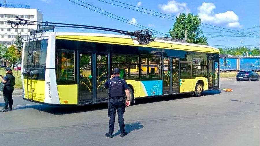 Граната на вулиці Зеленій: львівський тролейбусник врятував пасажирів, вчасно помітивши боєприпас на дорозі
