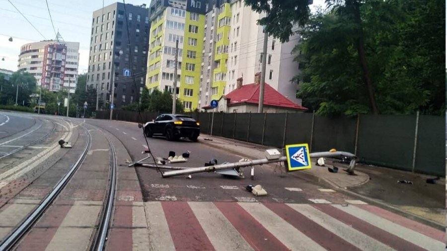 Водій у Львові знищив світлофорну опору на вулиці Стуса: збитки відшкодовуватиме винуватець ДТП