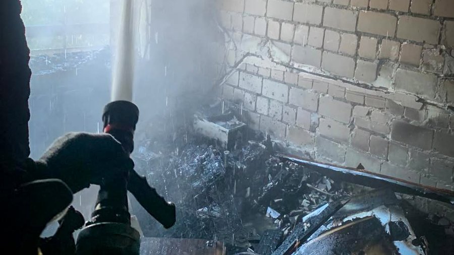Пожежа у Винниках: рятувальники евакуювали трьох мешканців багатоповерхівки, одного госпіталізували