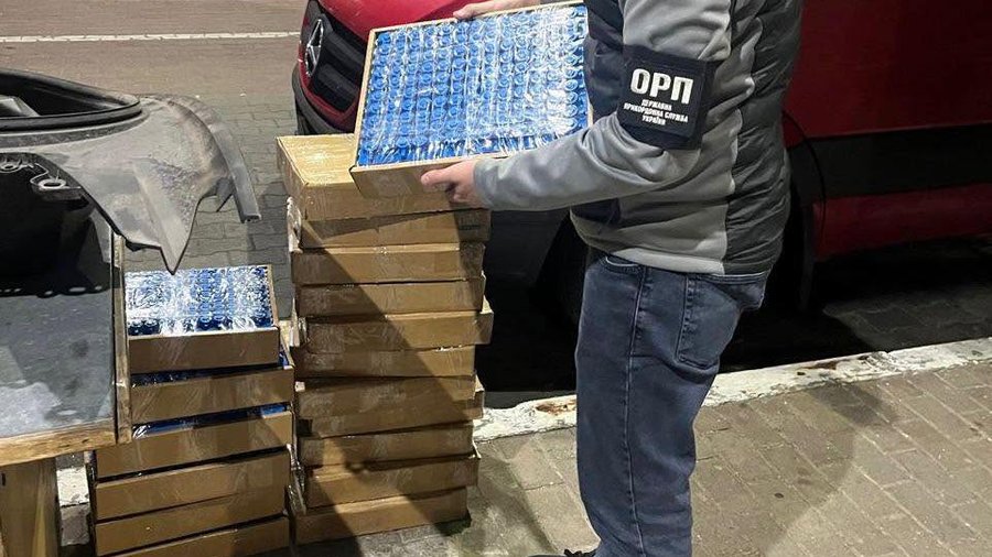 Митники на “Краківці” конфіскували дві партії незадекларованих літій-іонних акумуляторів загальною вартістю 1,2 мільйона гривень