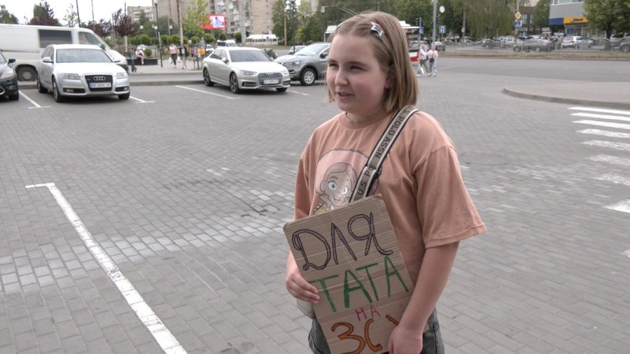 10-річна школярка з Луцька четвертий рік поспіль збирає гроші на потреби підрозділу тата, продаючи півонії