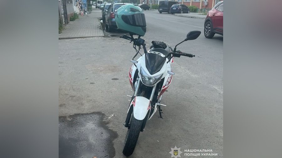 Неповнолітній мотоцикліст збив пішохідку у Раві-Руській: жінку забрала швидка, відкрито кримінальне провадження