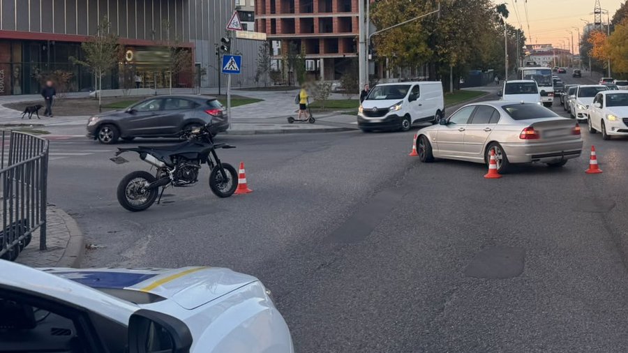 У Львові 20-річний мотоцикліст потрапив до лікарні, намагаючись уникнути зіткнення з BMW
