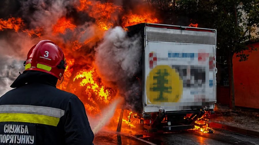 Вантажівка MAN спалахнула просто під час руху на вулицях Львова