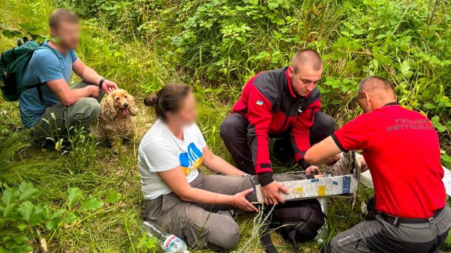 Рятувальники Львівщини евакуювали туристку зі зламаною ногою з гори Кудрявець