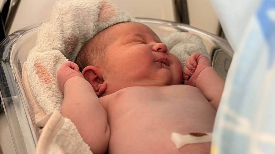 Львівські лікарі врятували матір із критичним тиском 200/110 і прийняли пологи у 5-кілограмової дівчинки — третя донька побила сімейний рекорд