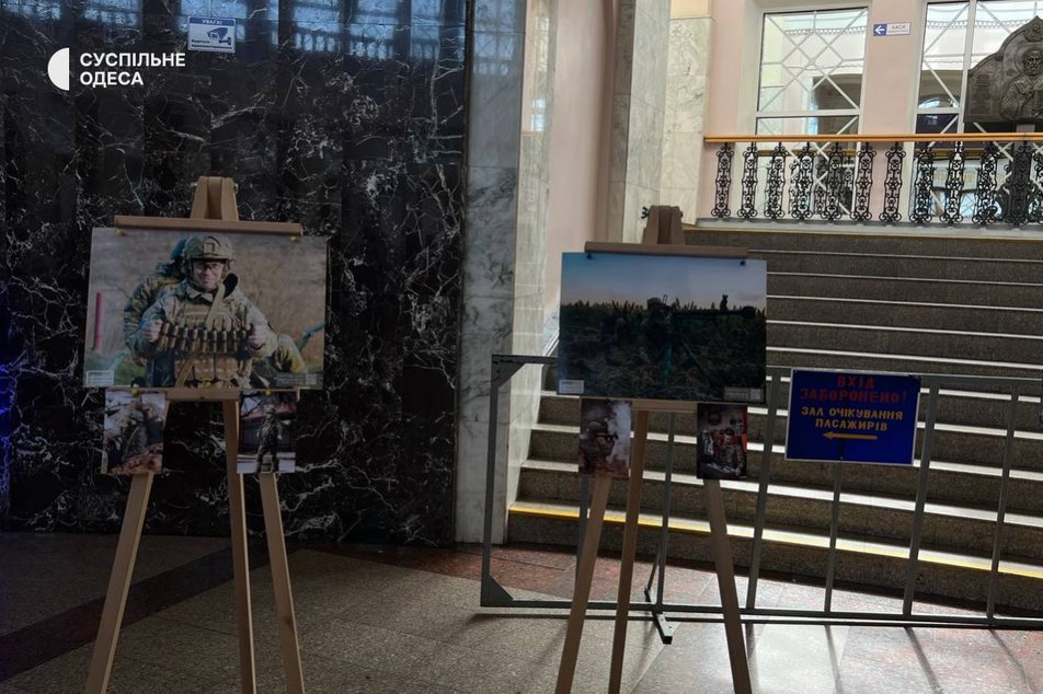В Одеському залізничному вокзалі відкрили виставку фото з бійцями Нацгвардії
