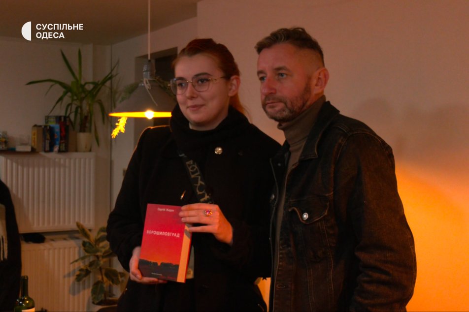 Черги з прихильників: в Одесі відбулася автографсесія з письменником та музикантом Сергієм Жаданом