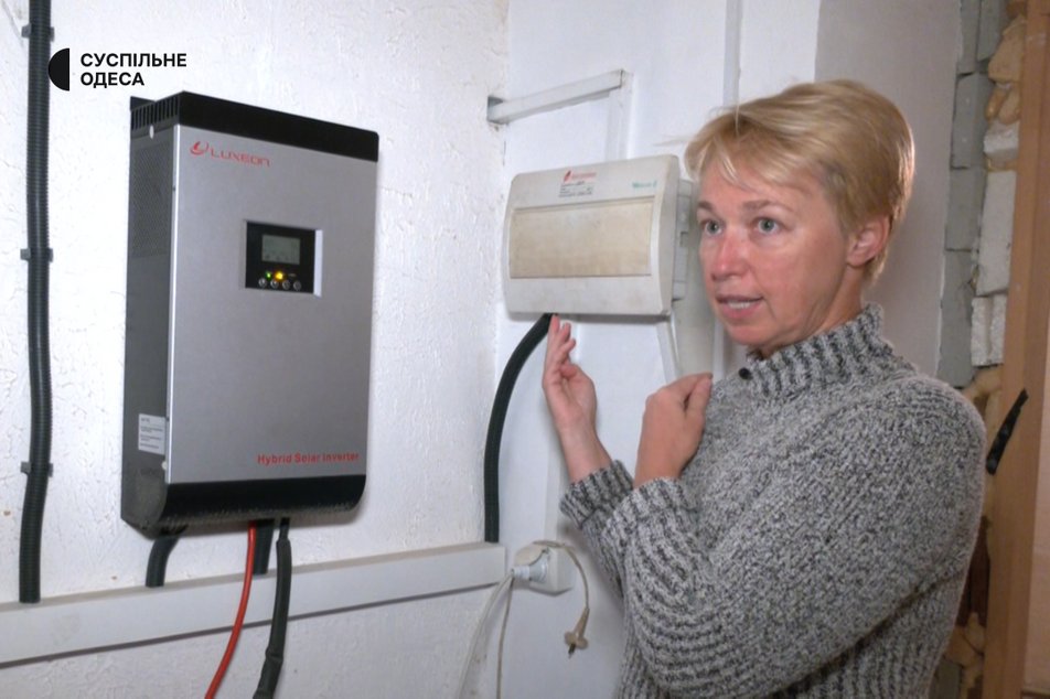 Забезпечити електрикою будинок під час віялових відключень: жителька Одеси встановила сонячні панелі