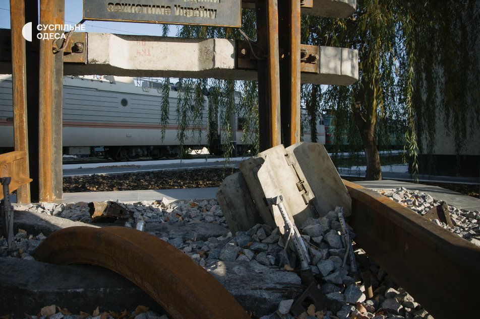 Рейки та шматки ракети: в Одеській області встановили пам'ятник загиблим залізничникам