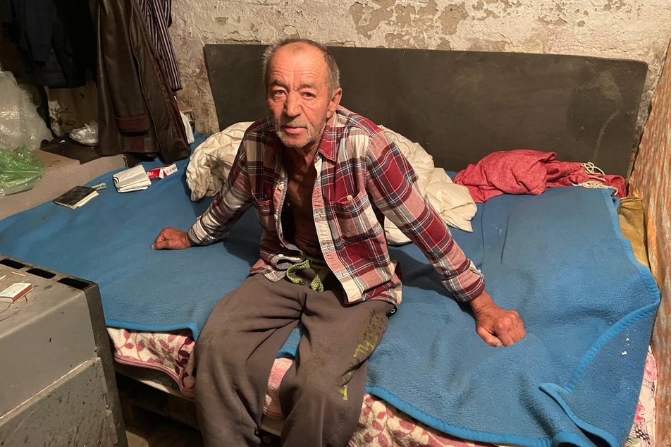 Не покину свій клаптик землі: житель села на Миколаївщині живе у погребі
