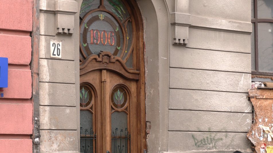 В Івано-Франківську відновили двері у столітній кам'яниці