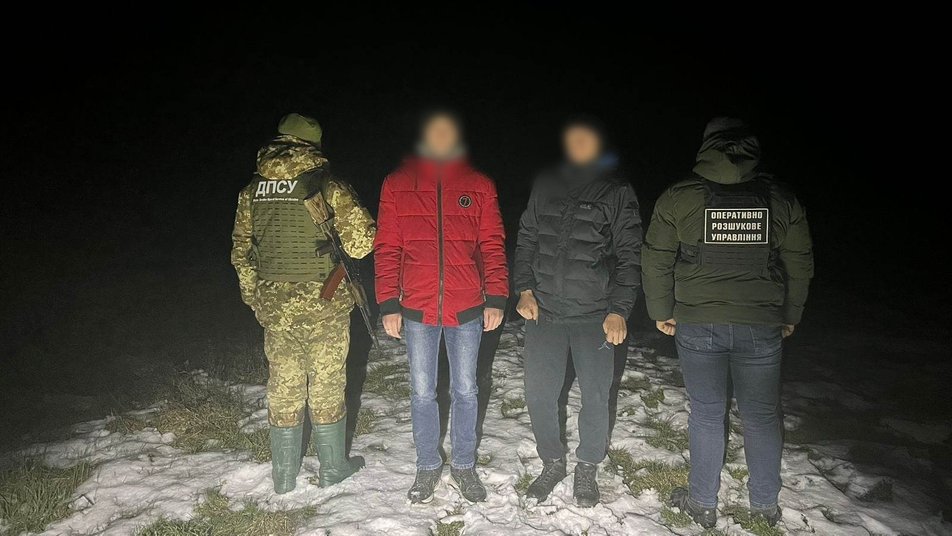 Чоловіків, які намагалися незаконно перетнути кордон, затримали прикордонники Мукачівського загону 12 лютого
