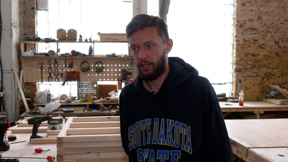 В Івано-Франківську майстерня з Краматорська виготовляє меблі для переселенців