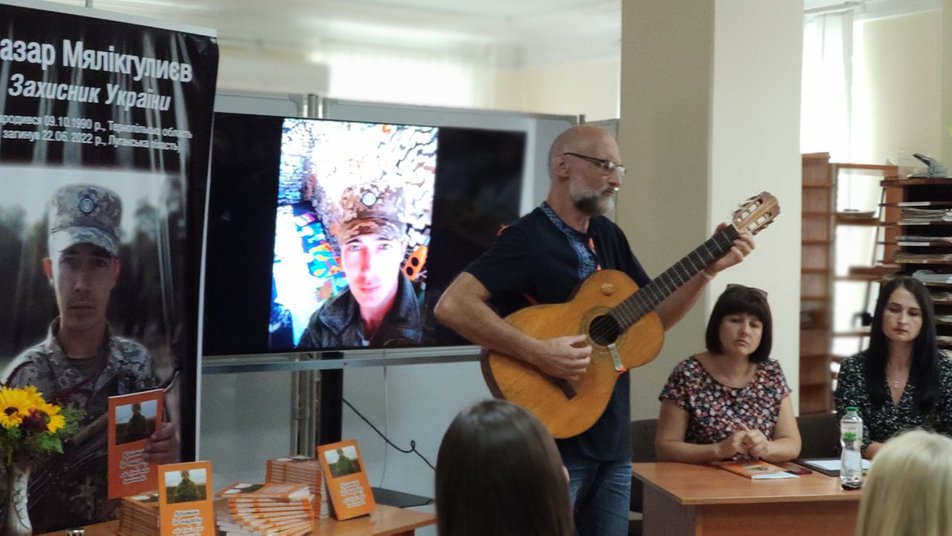 Боровся віршами за правду і свободу: у Тернополі презентували збірку бійця Назара Мялікгулиєва