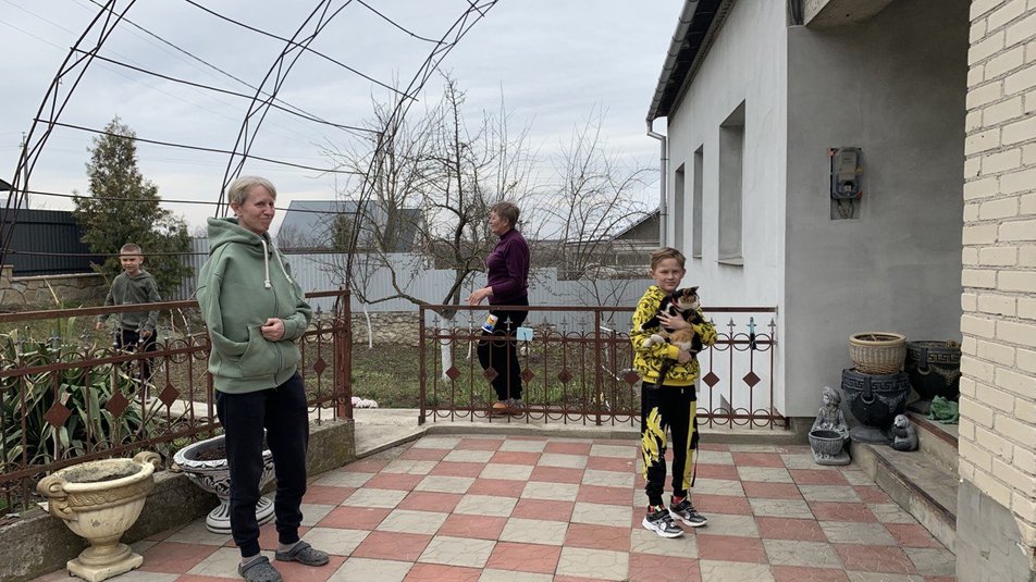 Галина Товкач на подвір'ї батьківської хати у Великих Бірках