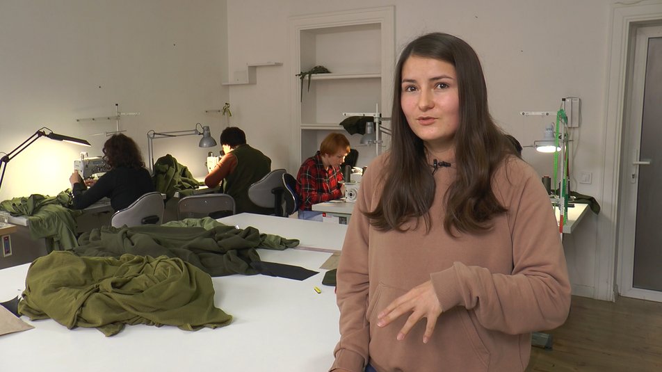 Тисячу комплектів форми за сім місяців. Як в Івано-Франківську волонтери в цеху шиють одяг для військових