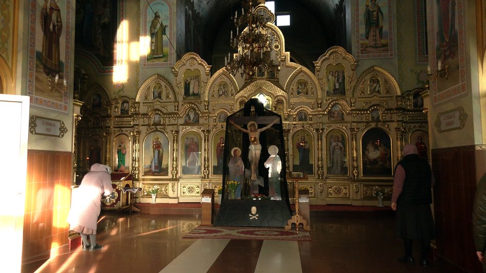 У храмі на Довженка у Франківську продовжують служити попи УПЦ МП. Віряни подали до суду