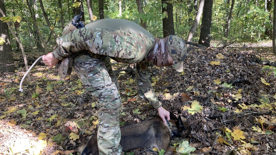 Нацгвардієць, який служить на Харківщині, повернув з окупованого Маріуполя службового пса
