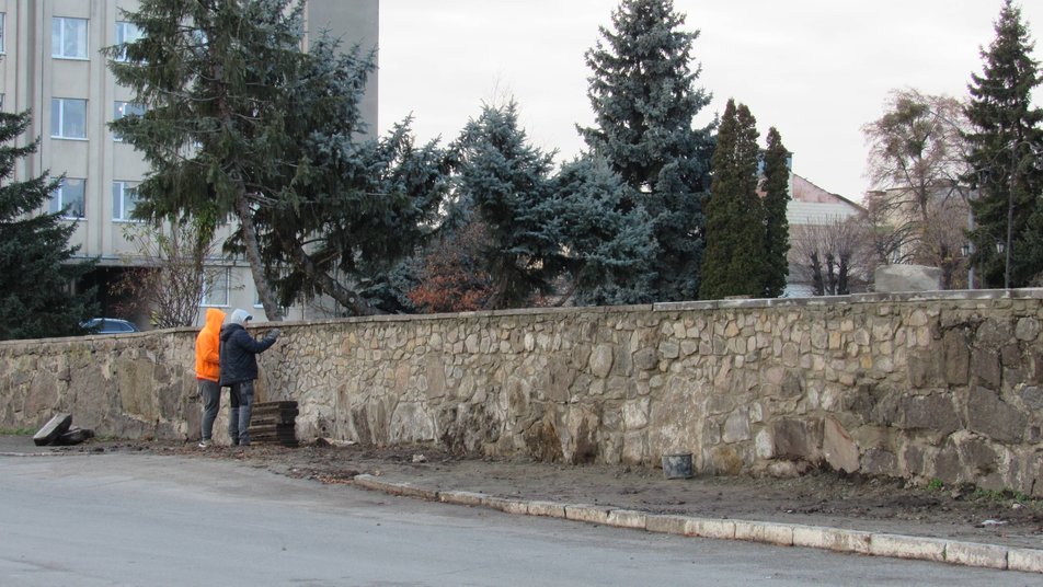 У центрі Малина на Житомирщині тривають роботи з відновлення ушкодженої частини Соборної площі
