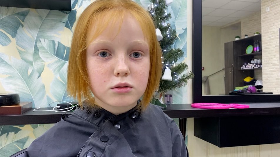 У Прилуках 9-річна дівчинка відрізала пів метра рудого волосся, щоб купити тактичну каску для військових