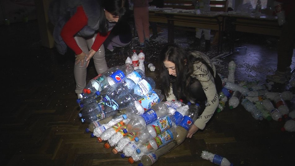 Для безпритульних тварин у Луцьку встановлюють будиночки із пластикових пляшок