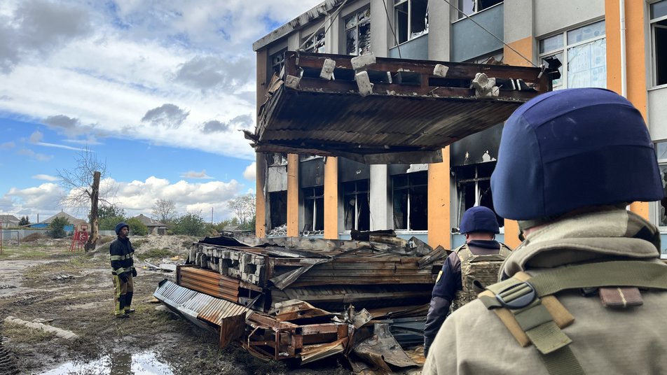 Чернівецькі рятувальники відновлювали будівлі у деокупованому Ізюмі