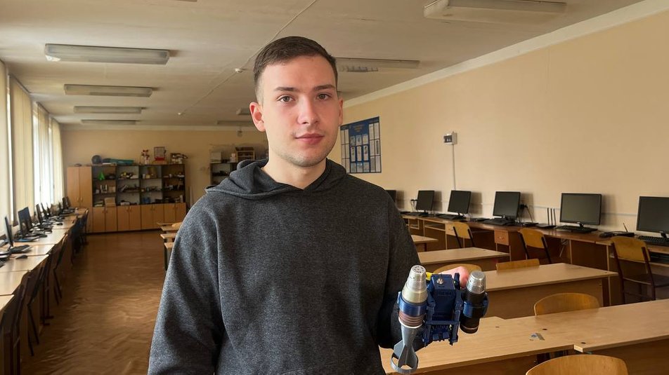 У коледжі у Чернівцях для військових роблять павербанки та скидачі для дронів з використаних електронних сигарет