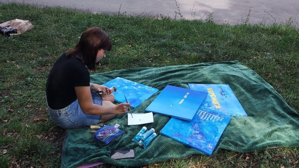 Колишня вчителька української мови та літератури, виїхавши з окупації, почала малювати картини для допомоги ЗСУ