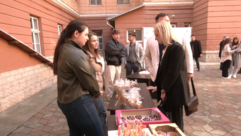 Студенти Івано-Франківського медуніверситету організували ярмарок на підтримку ЗСУ