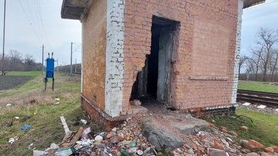 Обстріляна родина, снаряд у будинку, підірваний міст. Наслідки перебування військових РФ в Бурині