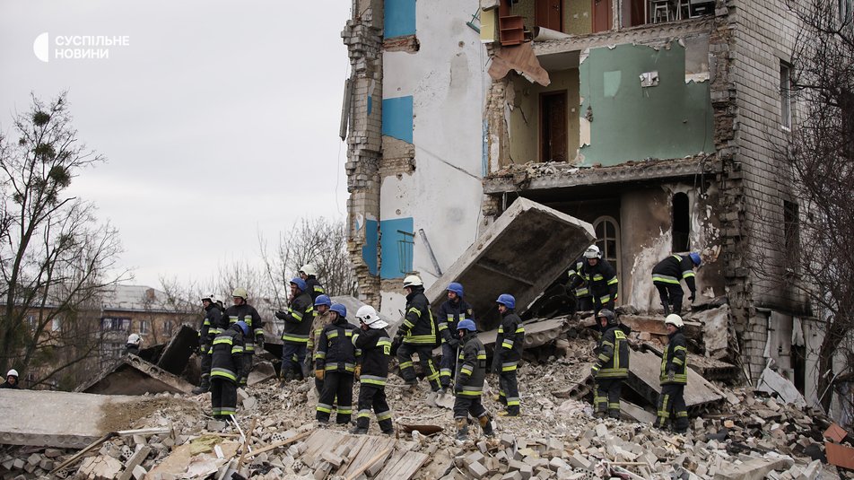 Рятувальники розбирають завали багатоповерхівки у Бородянці, 4 квітня 2022 року