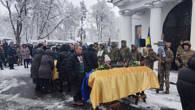 У Полтаві прощаються із чотирма військовими, які полягли під час оборони України