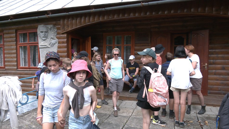 "Місце, де можна забути про війну": як у Карпатах працює "Лісова школа" для дітей-переселеців