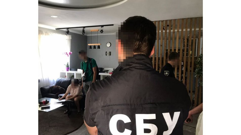 В Івано-Франківську затримали двох представників благодійного фонду, які продавали гумдопомогу — СБУ