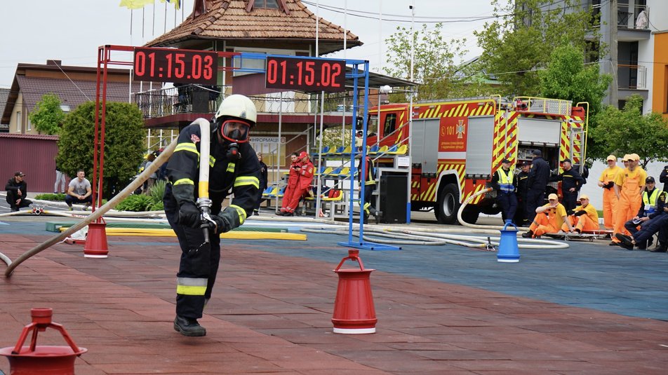 На Івано-Франківщині 127 українських рятувальників змагалися за звання найсильнішого пожежного
