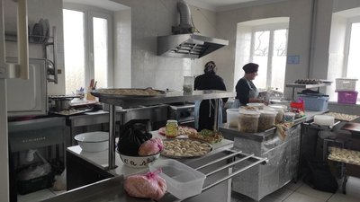 У громаді на Волині господині виготовити тонни продуктів для регіонів, де ведуть активні бойові дії