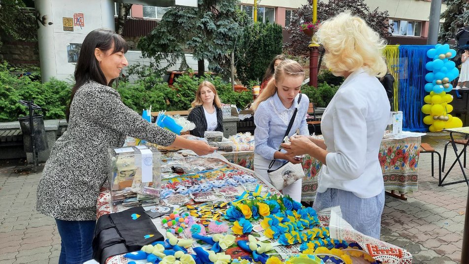 Збирали гроші для ЗСУ. В Івано-Франківську відбувся благодійний ярмарок "Save Ukraine"