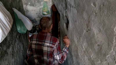 Не покину свій клаптик землі: житель села на Миколаївщині живе у погребі