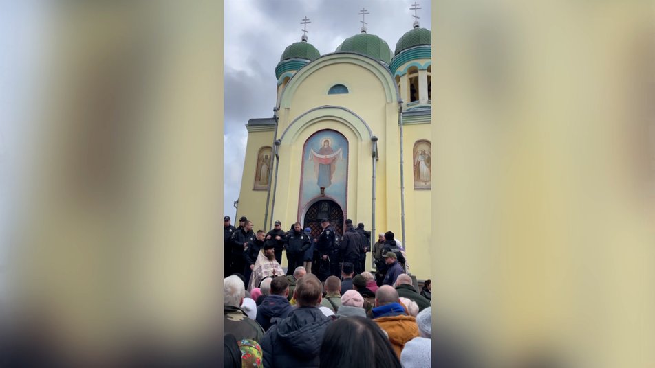 Поліцейські оголосили про підозру священнослужителю, який, ймовірно, вдарив підлітка біля храму на Житомирщині