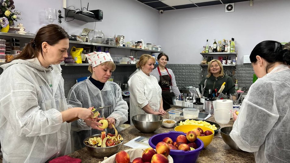 Десять жінок у Луцьку розпочали навчання кондитерської справи