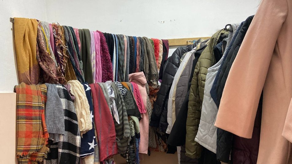 «Шафа добра»: у Полтаві переселенцям безплатно роздають одяг та речі