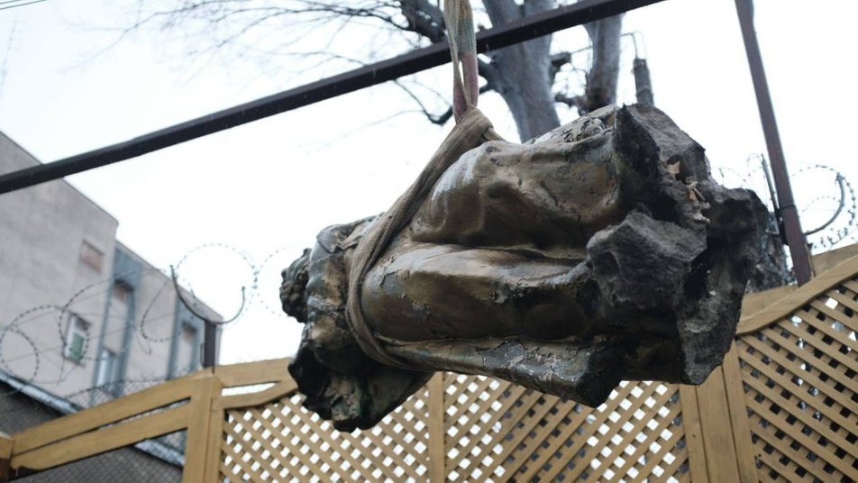 У Чернівцях демонтували пам'ятник Пушкіну